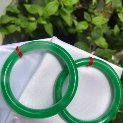 Vòng Tay Đá Cẩm Thạch LÝ KẾT MỚI 48MM MÀU XANH LÁ TƯƠI BÓNG  NỮ 35KG-50KG MẠNG MỘC HỎA