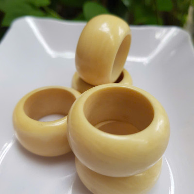 Nhẫn Nam Giả Ngà hay Xương Mỹ Nghệ màu trắng Ni 20mm Cao 16mm Dầy 5mm Dành Cho Các Anh Nam đeo nhẫn ngón tay cái hay bất kỳ ngón tay nào ni lọt vừa tay là 20mm rẻ vẫn đẹp như thường ạ