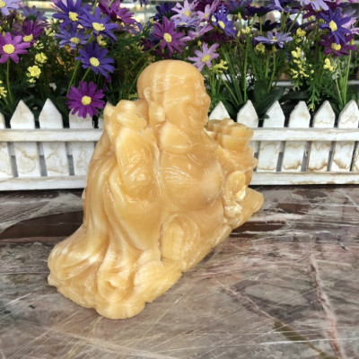 Tượng Phật Di Lặc ngồi cầm thỏi vàng và gậy như ý phong thủy đá ngọc hoàng long - Dài 20 cm