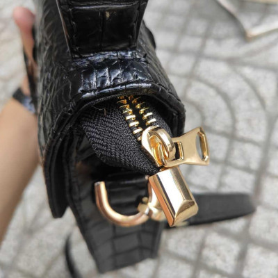 Túi chữ nhật Da cá sấu. Thiết kế đơn giản cho khách thích đổi kiểu!