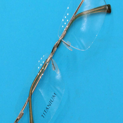 Mắt kính lão ti-tan mạ-vàng không viền 868