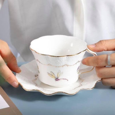 BỘ BÌNH THỦY TINH PHA TRÀ HOA KÈM ĐẾ CHÂM NẾN, 6 CỐC, KHAY ĐĨA SỨ XƯƠNG CAO CẤP VÀ GIÁ TREO KIM LOẠI MẠ VÀNG - ANTH685 ( GIAO HOA VĂN NGẪU NHIÊN )