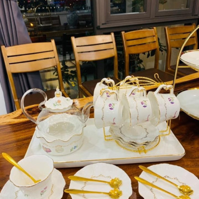 BỘ BÌNH THỦY TINH PHA TRÀ HOA KÈM ĐẾ CHÂM NẾN, 6 CỐC, KHAY ĐĨA SỨ XƯƠNG CAO CẤP VÀ GIÁ TREO KIM LOẠI MẠ VÀNG - ANTH685 ( GIAO HOA VĂN NGẪU NHIÊN )