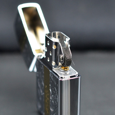 Vỏ Hột Quẹt Bật Lửa Xăng Đá Zorro Z92014 Họa Tiết Hoa Văn Khắc Logo sang trọng - Dùng Xăng Bấc Đá