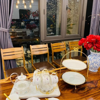 BỘ BÌNH THỦY TINH PHA TRÀ HOA KÈM ĐẾ CHÂM NẾN, 6 CỐC, KHAY ĐĨA SỨ XƯƠNG CAO CẤP VÀ GIÁ TREO KIM LOẠI MẠ VÀNG - ANTH685 ( GIAO HOA VĂN NGẪU NHIÊN )