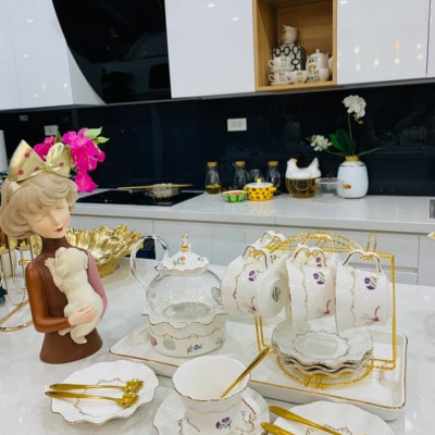 BỘ BÌNH THỦY TINH PHA TRÀ HOA KÈM ĐẾ CHÂM NẾN, 6 CỐC, KHAY ĐĨA SỨ XƯƠNG CAO CẤP VÀ GIÁ TREO KIM LOẠI MẠ VÀNG - ANTH685 ( GIAO HOA VĂN NGẪU NHIÊN )