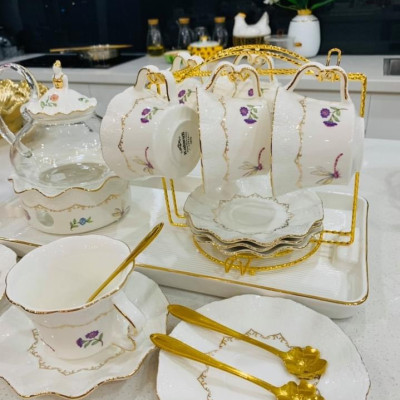 BỘ BÌNH THỦY TINH PHA TRÀ HOA KÈM ĐẾ CHÂM NẾN, 6 CỐC, KHAY ĐĨA SỨ XƯƠNG CAO CẤP VÀ GIÁ TREO KIM LOẠI MẠ VÀNG - ANTH685 ( GIAO HOA VĂN NGẪU NHIÊN )