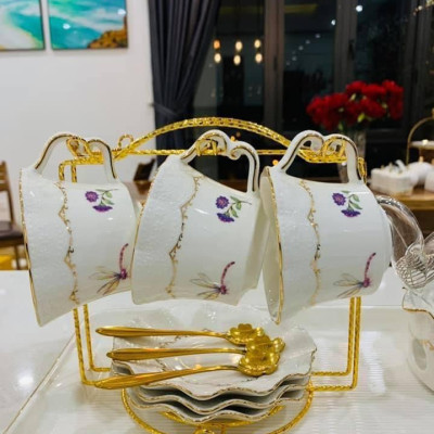 BỘ BÌNH THỦY TINH PHA TRÀ HOA KÈM ĐẾ CHÂM NẾN, 6 CỐC, KHAY ĐĨA SỨ XƯƠNG CAO CẤP VÀ GIÁ TREO KIM LOẠI MẠ VÀNG - ANTH685 ( GIAO HOA VĂN NGẪU NHIÊN )