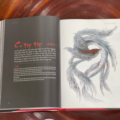 (Bìa cứng in màu trên giấy cóuche - tặng kèm postcard) SƠN HẢI KINH – Lương Siêu biên soạn – Sam Trạch minh họa – An Lạc Group dịch – Wingbooks - NXB Kim Đồng