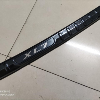 Nẹp chống trày cốp, ốp bậc cốp theo xe dành cho SUZUKI XL7 2020 mẫu titan, cacbon chất liệu không gỉ, bảo vệ cốp xe ô tô