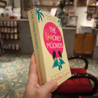 Sách - The Unhoneymooners by Christina Lauren -  Fiction / Romance in English