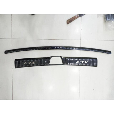 Nẹp chống trày cốp, ốp bậc cốp theo xe dành cho SUZUKI XL7 2020 mẫu titan, cacbon chất liệu không gỉ, bảo vệ cốp xe ô tô