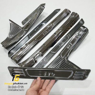 BỘ SẢN PHẨM Nẹp bước chân và ốp chống trầy cốp Hyundai Grand i10 2021 HATCHBACK - vân Titan