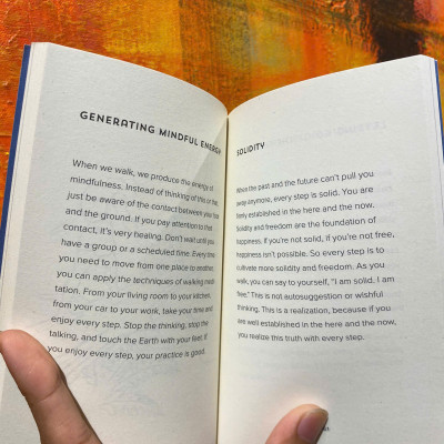 Sách - How to Walk (Mindfulness Essentials) by Thich Nhat Hanh / English Book / Sách Ngoại văn Nhập khẩu