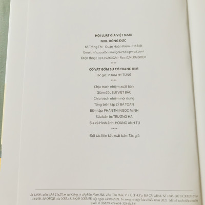 Sách Cổ vật gốm sứ có trang kim