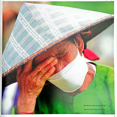 Sách - Vươn Lên Thôn Làng Nủ - Lang Nu Village Rises Up