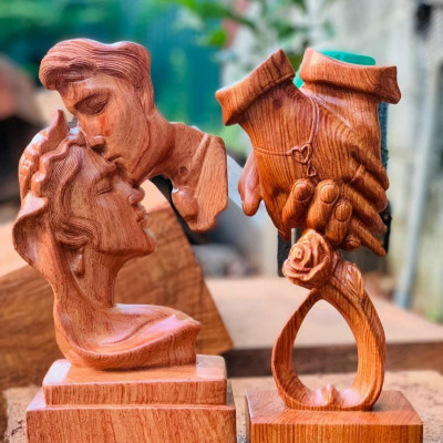 Tượng đôi bàn tay tình nhân trang trí nghệ thuật ,bằng gỗ hương đá kt 30×15×7,5cm
