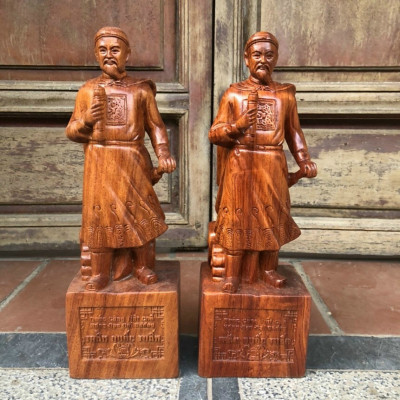 Tượng trần quốc tuấn ( trần hưng đạo vương ) gỗ hương  nhà quân sự lỗi lạc kt  cao 40