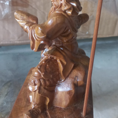 Tượng quan công đọc sách bằng gỗ bách xanh kt cao 15×10×5cm 