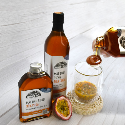 Mật ong rừng sữa chúa – Rừng Nhiệt Đới chai 730g có vị ngọt đậm thơm hương sữa ong chúa