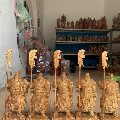 Tượng quan công cầm đao trấn ải bằng gỗ huyết long đẹp long lanh kt cao 20cm