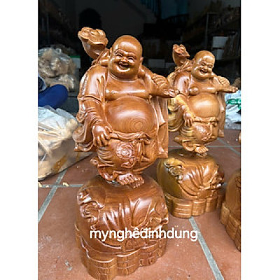 Tượng phật di lặc gánh đào bằng gỗ bách xanh thơm nức cao 45x20x20cm