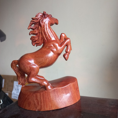 Tượng con ngựa trang trí phong thủy bằng gỗ hương đá kt cao 20×15×8cm