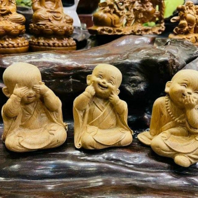 Bỗ tượng tam không trang trí bàn làm việc ,ôtô , láp tốp bằng gỗ bách xanh thơm phức kt cao 9×7×6cm