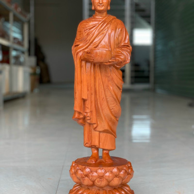 Tượng phật thích ca khất thực bằng gỗ hương đá cao 60cm