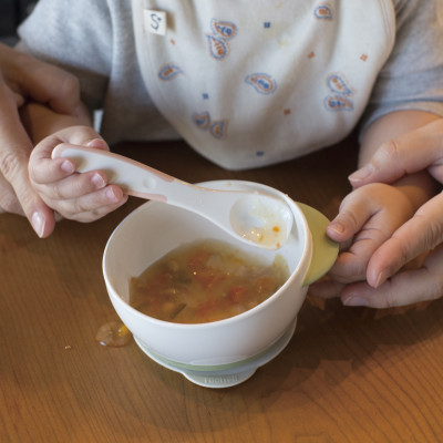 Chén ăn dặm TLI Richell Nhật Bản bước 2-3 thiết kế hỗ trợ cho bé tập tự ăn | Baby