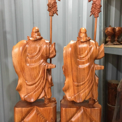 Tượng quan công cầm đao đứng trên gốc cây tùng kt cao 70