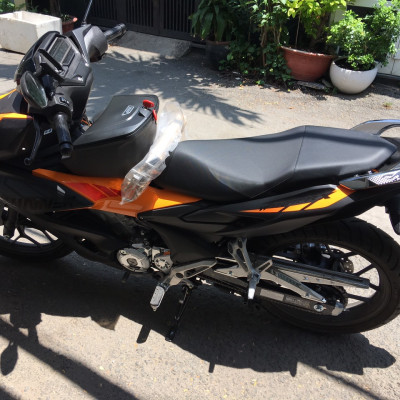 Thùng Givi G10N kèm bát gắn cho xe Winner X, thùng giữa Winner X