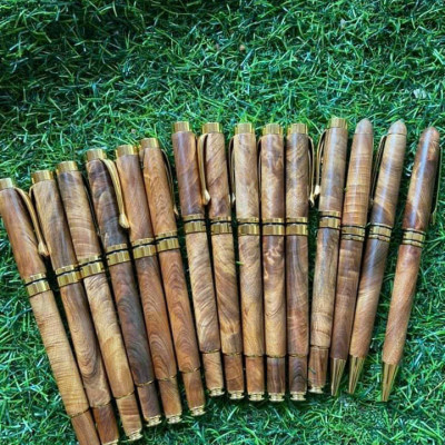 Bút gỗ gỗ bách xanh nắp đậy sang trọng lịch sự kt dài 14cm 