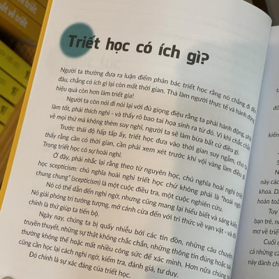 Sách - Biết tuốt về triết - Trò chuyện giữa triết gia và bạn trẻ về những vấn đề triết học căn bản (Nhã Nam HCM)