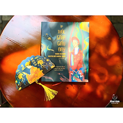 Sách - Tước Gấm Giấu Đay (Bản đặc biệt: Bìa cứng có áo, tựa sách in nhũ vàng, tặng bookmark hình quạt)