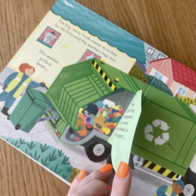 Sách tương tác tiếng anh cho bé - Usborne Peep Inside how a recycling truck works