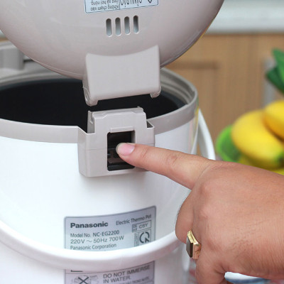 Bình Thủy Điện Panasonic NC-EG4000CSY 4 Lít - Xuất xứ Thái Lan - Dung tích 4L, Công suất 700W, Ruột bình phủ carbon hạt nổi, Chức năng hẹn giờ và tẩy cặn- Hàng Chính Hãng - Bảo Hành 12 Tháng