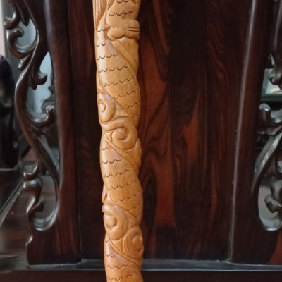 Gậy batong hỗ trợ đi lại cho người già bằng gỗ hương đá kt 90×1O×3.4cm