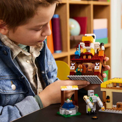 Bộ Lắp Ráp Cuộc Tấn Công Làng Bằng Khinh Khí Cầu Của Ghast LEGO MINECRAFT 21273 (555 chi tiết)