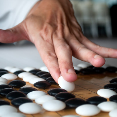 Cờ vây nam châm 15 dòng, 100 đen + 101 trắng, quân cờ đường kính 1.5cm, cao 0.5cm (có gắn nam châm) - Hãng dododios - A2