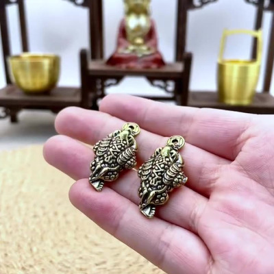 01 cụ Thiềm Thừ kim loại size 31mm x 17mm trang trí bàn thờ Thần Tài Thổ Địa mini, cóc may mắn, cóc 3 chân Giàu có Quà tặng Đồ trang trí