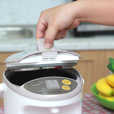 Bình Thủy Điện Panasonic NC-EG2200CSY - Xuất xứ Thái Lan - Dung tích 2.2L - Công suất 700W - Ruột bình phủ carbon hạt nổi - Chức năng hẹn giờ và tẩy cặn - Bảo Hành 12 Tháng - Hàng Chính Hãng