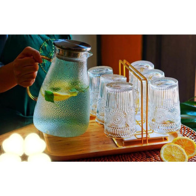 sét bình đựng nước thủy tinh chịu nhiệt vân sần kèm 6 cốc trống đồng cao, khay tre và giá úp cốc