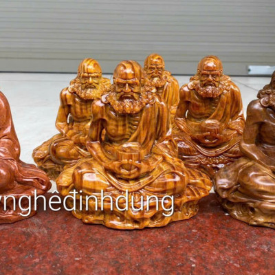 Tượng đạt ma sư khất thực bằng gỗ huyết long kt cao 15x15x7cm 