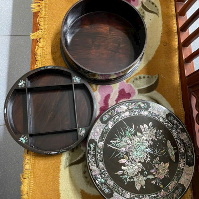 Tráp tròn gỗ trắc khảm ốc đỏ kt mặt tròn 30 cao 11.6cm 