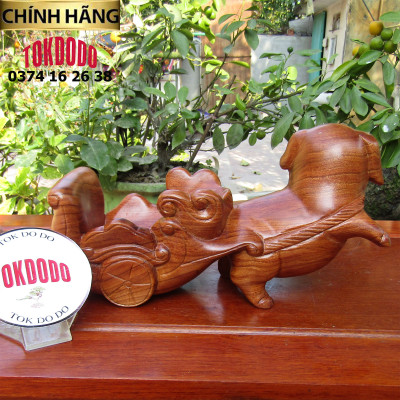 Heo tài lộc kéo xe để rượu vang bằng gỗ hương nguyên khối Thương Hiệu TOKDODO
