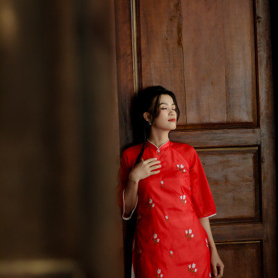 Áo dài cách tân đỏ tơ 4 tà thêu hoa lá ( size L )