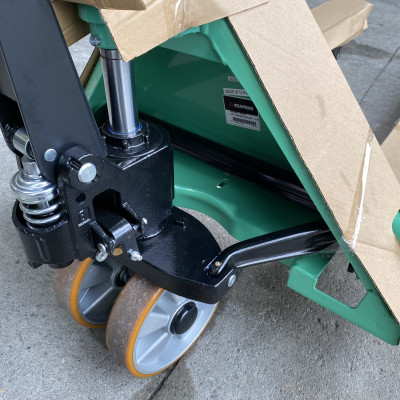 Xe nâng tay chính hãng Mitsubishi - A990070030 - tải nâng 3 tấn - càng rộng 685mm