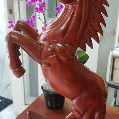 Tượng Ngựa Gỗ mỹ nghệ gỗ Gõ màu đỏ size cao 60cm x ngang 30cm x Sâu 12,5cm Ý nghĩa trưng ngựa biểu tượng sự thành công trưng phòng khách , bàn làm việc to quà biếu tặng tân gia, quà tặng Sếp, quà tặng người thân ý nghĩa ạ
