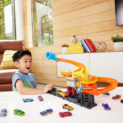 Đồ Chơi Cuộc Chiến Giữa Rắn Hổ Mang Và Tiệm Pizza Hot Wheels City HTN81